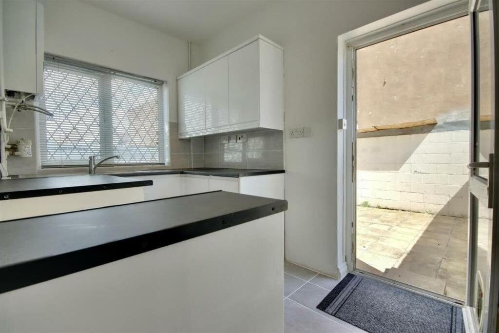 Improved Private House In Central Location 朴次茅斯 外观 照片
