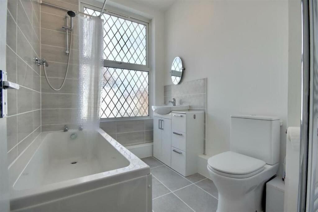 Improved Private House In Central Location 朴次茅斯 外观 照片